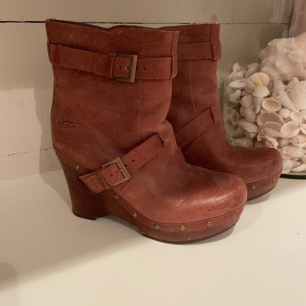 UGG size 8. Dark honey platform boots.